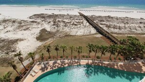 Zona de piscina con vista a la playa y al océano.