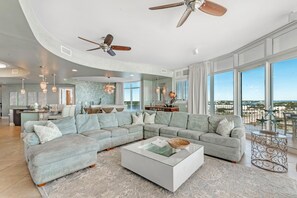 Leilighet, flere senger (Turquoise C601) | Oppholdsområde | TV