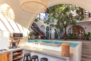 Maison luxueuse | Cuisine partagée | Réfrigérateur, four à micro-ondes, surface de cuisson, mélangeur