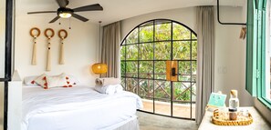 Habitación Deluxe, 1 cama de matrimonio | Ropa de cama de alta calidad, edredones de plumas, minibar