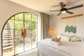 Luxe beddengoed, donsdekens, een minibar, individueel gedecoreerd