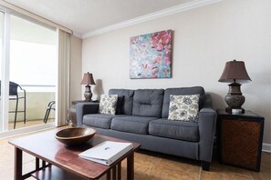 Condo, 1 Katil Raja (King) dengan Katil Sofa (Perdido Sun 1010) | Ruang tamu | TV 