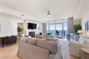 Condo, várias camas (Turquoise C2706) | Área de estar | TV