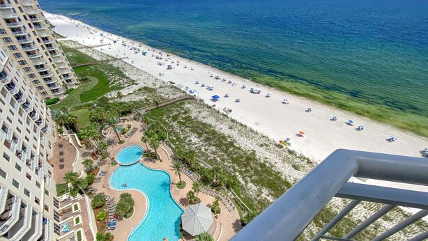 Ein Resort mit Pool, Strand und Meerblick.