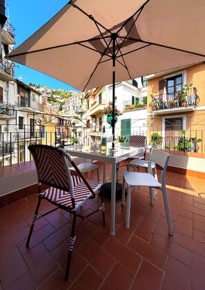 Outdoor dining - LE PIGNE apartment in Taormina center with terrace and view (Taormina)