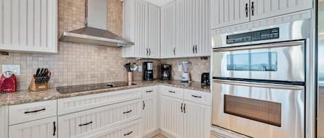 Condo, varias camas (Caribe D1110) | Cocina privada | Horno, tostadora y toallas de papel