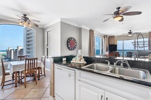 Lägenhet - flera sängar (Beach Colony East 6A) | Eget kök | Ugn, brödrost och pappersservetter