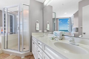 Condo, nhiều giường (Beach Colony East 6A) | Phòng tắm | Đồ dùng nhà tắm miễn phí, dầu gội, giấy vệ sinh 