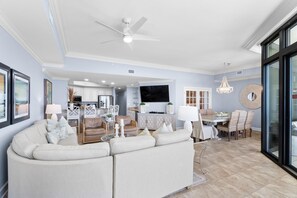 Condo, várias camas (The Oasis at Orange Beach 2206 (Phoen) | Área de estar | TV
