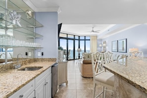 ์ฝ๋, ์นจ๋(์ฌ๋ฌ ๊ฐ) (The Oasis at Orange Beach 2206 (Phoen) | ๋ด๋ถ