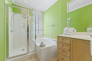 Lejlighed - flere senge (La Playa 502) | Badeværelse | Gratis toiletartikler, Shampoo, Toiletpapir