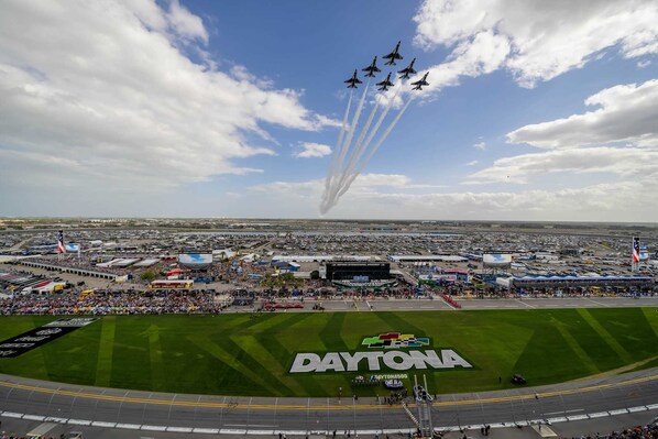 Un estadio grande con césped verde y la palabra "DAYTONA" escrita en él.