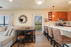 Condo, Plusieurs lits (Molokai Villas Riverside 7A) | Intérieur
