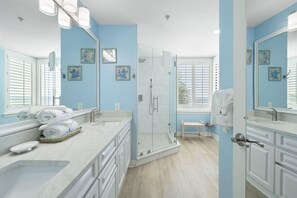 Lejlighed - flere senge (Beach Colony Tower 2C) | Badeværelse | Gratis toiletartikler, Shampoo, Toiletpapir