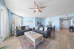 公寓客房, 多張床 (Beach Colony Tower 2C) | 起居區 | 電視