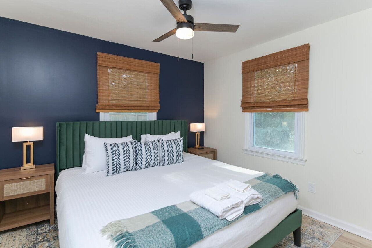 2 habitaciones, escritorio y tabla de planchar con plancha 