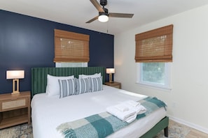 2 makuuhuonetta, työpöytä, silitysrauta/-lauta, vauvan matkasänky