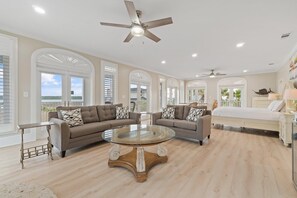 獨棟房屋, 多張床 (Reunion Beach House) | 起居區 | 電視