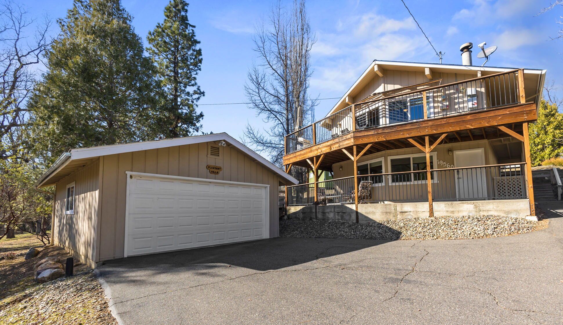 Cozy Cabin 1/4 mile from the beach & 25 Miles from Yosemite