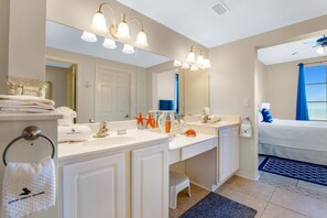 Apartment, Mehrere Betten (Spanish Key 609) | Badezimmer | Kostenlose Toilettenartikel, Shampoo, Toilettenpapier