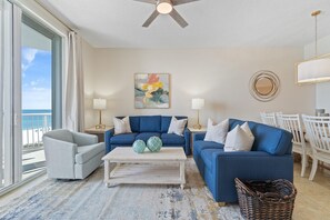 Apartment, Mehrere Betten (Spanish Key 609) | Wohnbereich | Fernseher