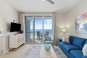 Apartment, Mehrere Betten (Spanish Key 609) | Wohnbereich | Fernseher