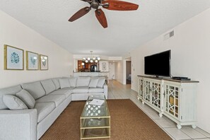 Apartamento, 1 cama de matrimonio grande (Summerchase 305) | Zona de estar | Una televisión