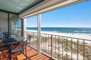 Ein Balkon mit Blick auf Strand und Meer.