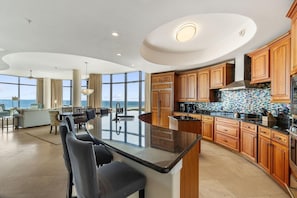 Condo, varias camas (Capri 202 + FREE Seasonal Beach Servi) | Cocina privada | Horno, tostadora y toallas de papel 