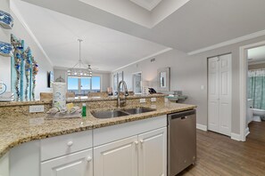 公寓客房, 1 張特大雙人床和 1 張沙發床 (Windemere 1003) | 私人廚房 | 烤箱、烤麵包機、紙巾