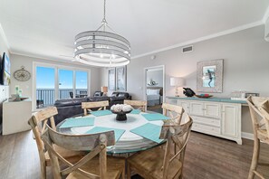 公寓客房, 1 張特大雙人床和 1 張沙發床 (Windemere 1003) | 用餐區