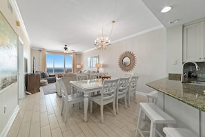 Condo, várias camas (Enclave 604) | Cozinha privada | Fogão, torradeira, toalhas de papel
