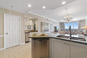 公寓客房, 多張床 (Enclave 604) | 私人廚房 | 烤箱、烤麵包機、紙巾