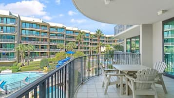Kondominium, Beberapa Tempat Tidur (Phoenix on the Bay 1228) | Tempat makan outdoor
