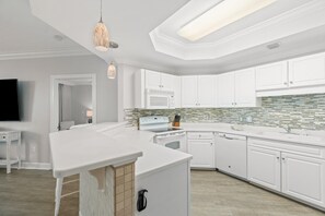 公寓客房, 多張床 (Phoenix on the Bay 1228) | 私人廚房 | 烤箱、烤麵包機、紙巾