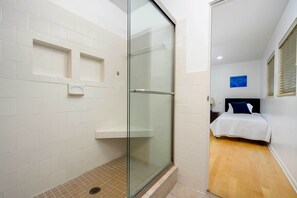 4 bedrooms, Internet, bed sheets - Pool & Game Room: Spacious Brandon Home (Brandon)