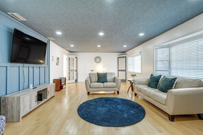 TV, table football, ping pong - Pool & Game Room: Spacious Brandon Home (Brandon)