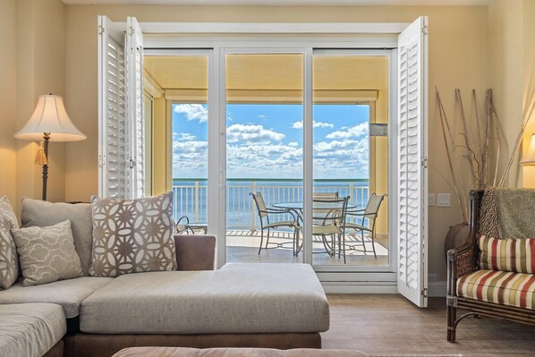 Apartment, Mehrere Betten (Beach Colony Tower 9A) | Wohnbereich | Fernseher