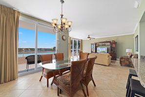Condo, 1 très grand lit et 1 canapé-lit (SeaSpray West 105- Gulf Front) | Restauration