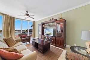 公寓  式客房, 1 张特大床和 1 张沙发床 (SeaSpray West 105- Gulf Front) | 起居区 | 电视