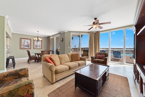 Condo, 1 très grand lit et 1 canapé-lit (SeaSpray West 105- Gulf Front) | Aire de séjour | Téléviseur