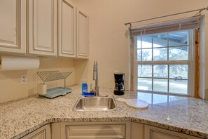 Microwave, coffee/tea maker, cookware/dishes/utensils, paper towels - Morriston Studio: 13 Mi to World Equestrian Center (Morriston)
