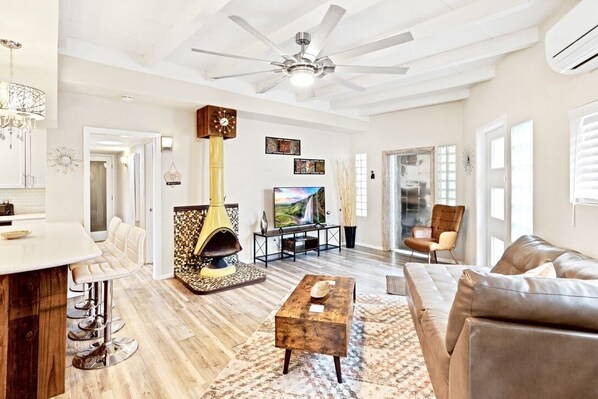 Smart TV, fireplace