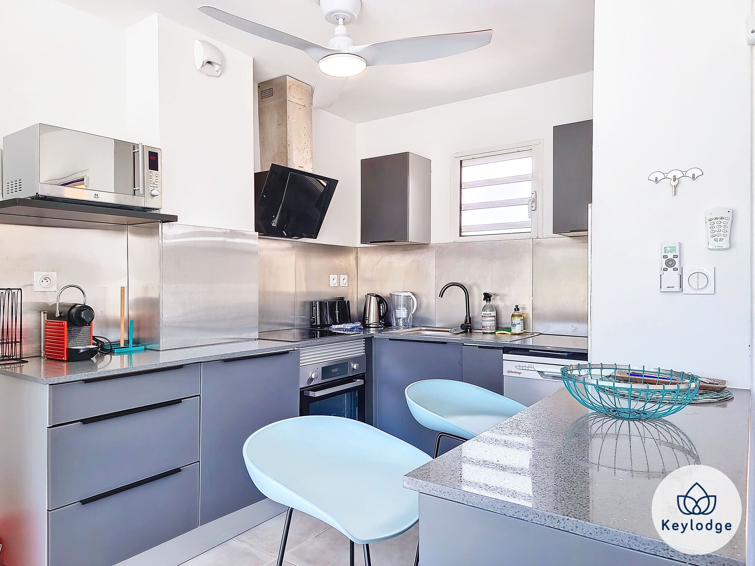 Een koelkast, een magnetron, een oven, een vaatwasser