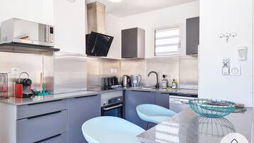 Kjøleskap, mikrobølgeovn, ovn og oppvaskmaskin