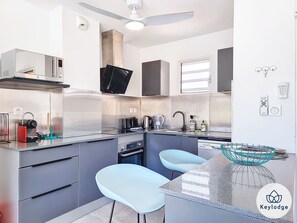 Kühlschrank, Mikrowelle, Ofen, Geschirrspüler