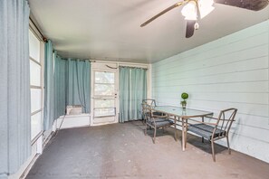 A room with a table and four chairs, a ceiling fan, and a window with curtains. - Spring Hill Home - 3 Mi to Weeki Wachee Springs! (Spring Hill)