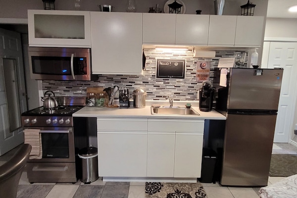 Een koelkast, een magnetron, een oven, een kookplaat