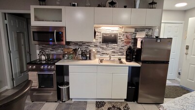 Charming Cozy Suite In Langford.