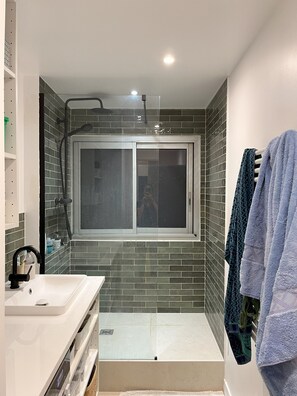 Shower, hair dryer, towels, soap - Spacieux Appartement, 2 Chambres Avec Balcon, 9ème Étage. Paris 11ème (Paris)